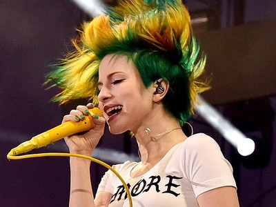 Rambut Bak Bendera Brasil ala Hayley Williams