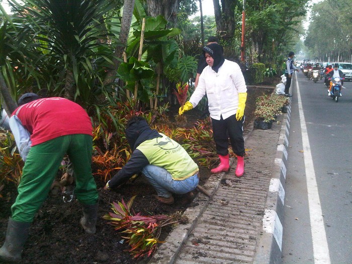 Cerita di Balik Sepatu Boot Pink Risma