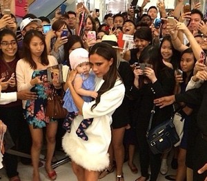 Victoria Beckham Gendong Bayi Penggemarnya Saat Foto Bersama di Singapura