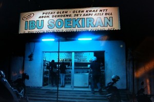 Berburu Daging Sapi Asap di Toko Ibu Soekiran, Kupang