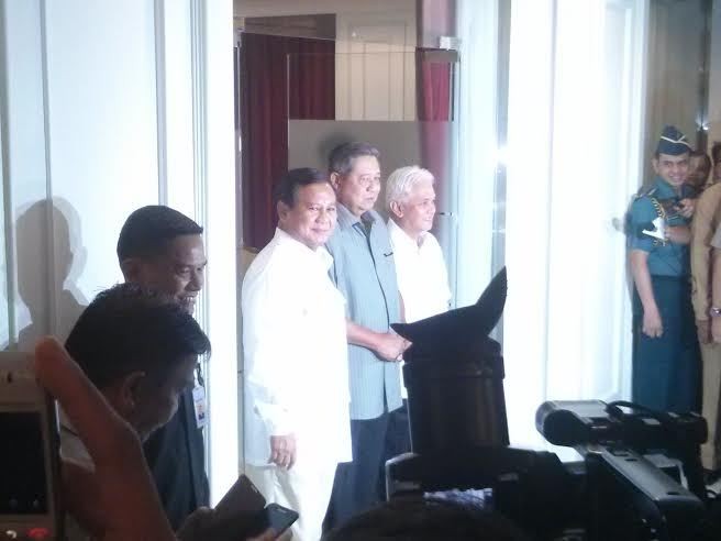 Menghadap SBY, Prabowo-Hatta Kompak Berkemeja Putih