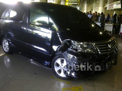 Alphard Seruduk Bocah di Bandara Juanda