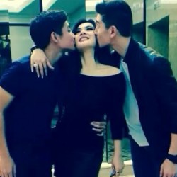 Uh Lala... Syahrini Dicium Dua Brondong