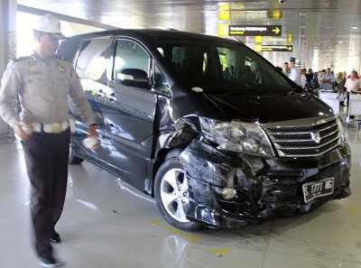 Alphard Juga Tabrak Pangkalan Taksi, Pengemudi Nyaris Dihakimi Massa