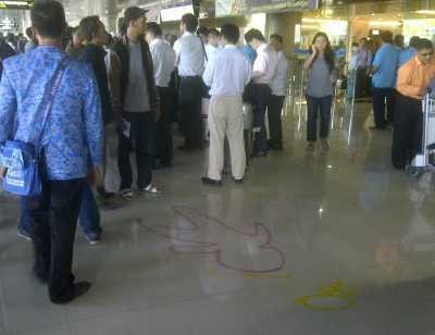 Alphard yang Nyelonong di Bandara Juanda Dievakuasi