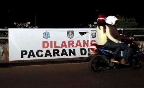 Pemkot Jaktim Sebar Spanduk Larangan Pacaran di Flyover Pasar Rebo