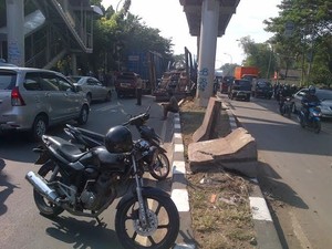 Imbas Truk Angkut Mobil Tabrak Halte di Cakung, Kemacetan Capai 3 Km
