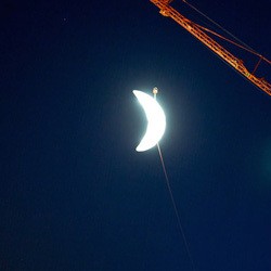 Instalasi Bulan Sabit yang Menyinari Kota Swiss