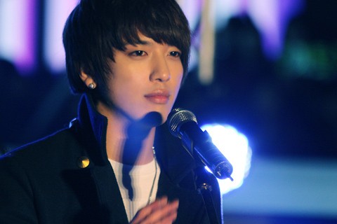 Terbang ke LA, Yonghwa CNBlue Siap Nyanyi di Lapangan Bisbol