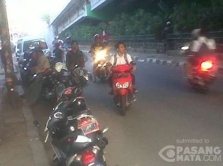 Kapan Pemotor Menyadari Bahayanya Melawan Arus Lalin?