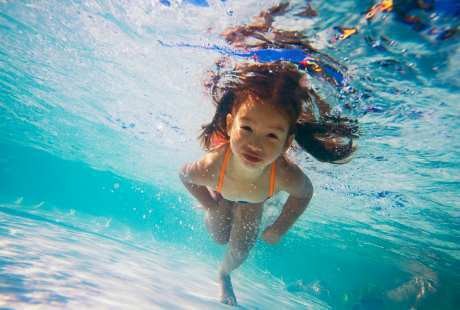 Berenang Setelah Makan Bikin Anak Rentan Cedera?
