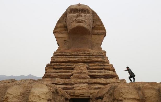 Sphinx & 9 Bangunan Keajaiban Dunia yang Ditiru China (1)