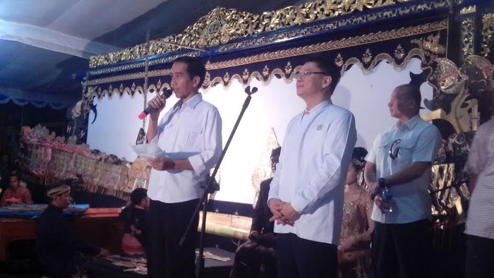 Malam Hari, Jokowi Belanja Sayuran di Pasar Prambanan