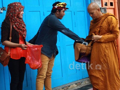 Biksu Lakukan Pindapata di Kota Magelang