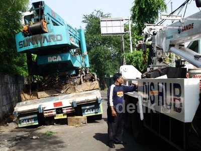 Truk Pengangkut Alat Berat Terperosok