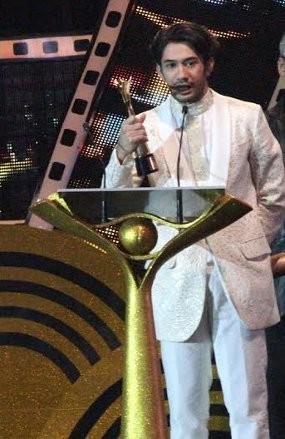 Reza Rahadian Mahir Melukis Pasir di Film Baru