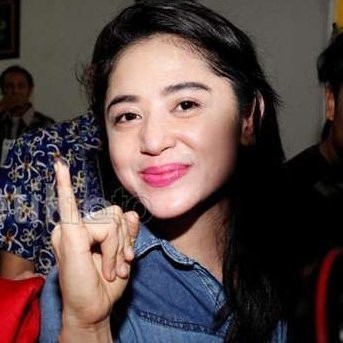 Beberapa Langkah Keluar Rutan, Dewi Persik Langsung Menangis