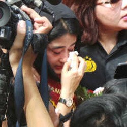 Dari Pose Hingga Tangis Iringi Kebebasan Dewi Persik