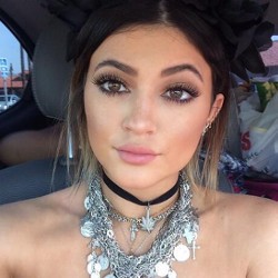 Kylie Jenner Pamer Perut di Foto Instagram Terbaru