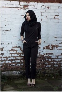 Hijab Style: Bergaya Edgy dengan Busana Serba Hitam Ala 