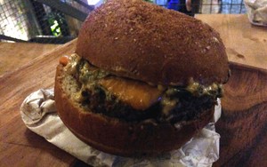 Three Buns: Pedas Enak Burger Burning Man Isi Jalapeno Panggang