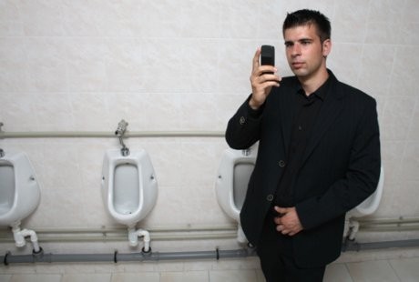 Tak Cuma Minum Sebelum Tidur, Ini Sebab Lain Orang Ngompol