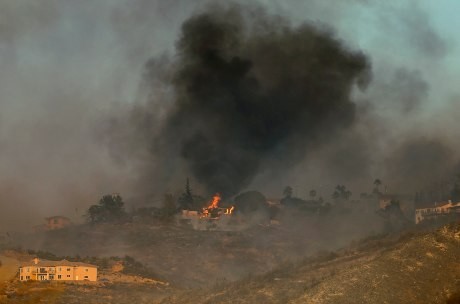 Kebakaran Hutan di California Meluas, Ribuan Warga Terpaksa Mengungsi