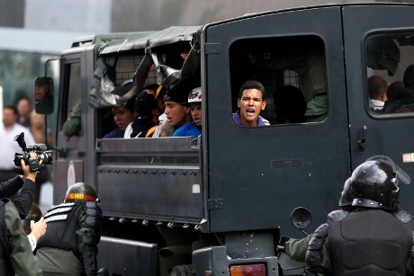 Demonstran Bentrok dengan Polisi Venezuela, 105 Orang Ditangkap