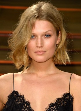 Toni Garrn, Model Lingerie Kekasih Leonardo DiCaprio