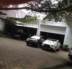 Datang ke Rumah Megawati, Ical Masuk Lewat Pintu Samping
