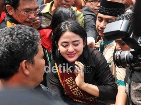 Bebas dari Penjara, Dewi Persik Berencana Umroh Bareng Ratusan Orang