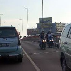 Ketika Pemotor Ketakutan Lewat di Flyover Wonokromo