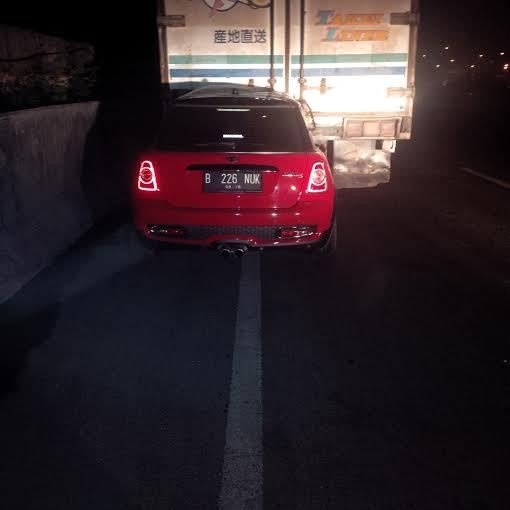 Tabrak Kontainer di Tol Kamal, Sopir Mini Cooper Luka Parah