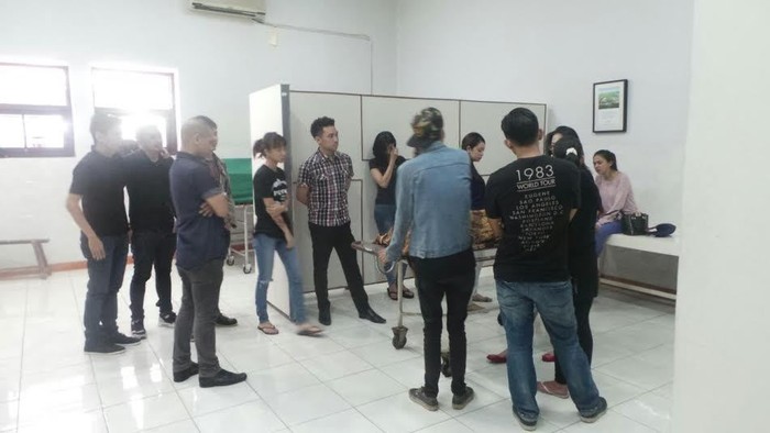 Kerabat Layat Jasad Jerry Wong Pengemudi Mini Cooper di RSCM