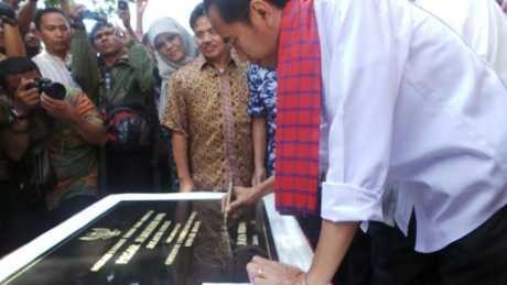 Jokowi Resmikan Pasar Jembatan Dua