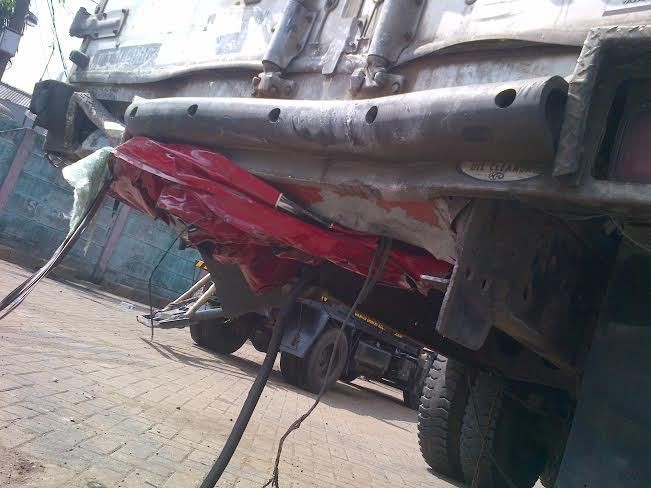 Penampakan Sisa Serpihan Mini Cooper yang Menempel di Buntut Truk