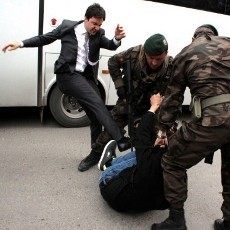 Ajudan PM Turki Tendang Demonstran di Lokasi Ledakan Tambang