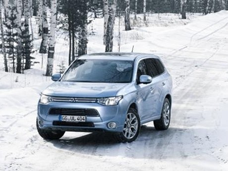 Mitsubishi Outlander PHEV Disiksa di Musim Dingin