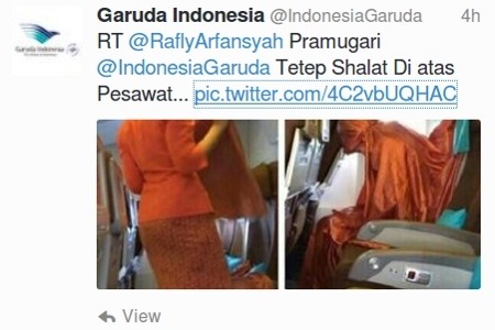 Inspiratif! Foto Pramugari Garuda Indonesia Salat di Pesawat