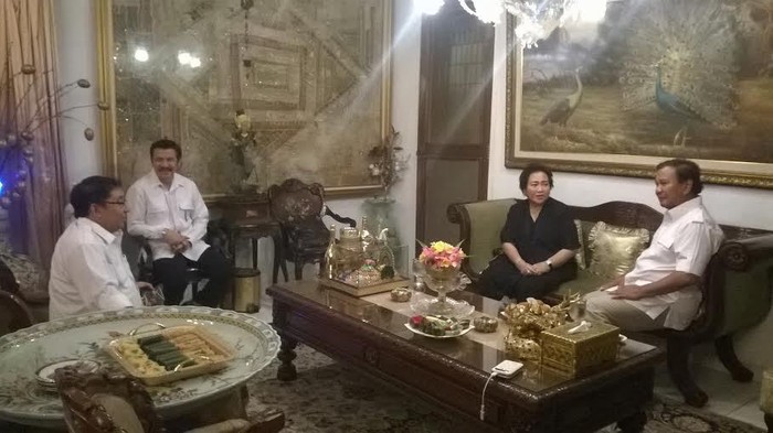 Berkebaya Hitam, Rachmawati Sambut Prabowo di Kediamannya