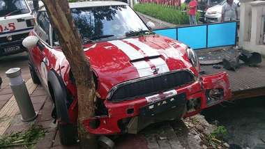Tabrak Pembatas Jalan, Pengemudi Mini Cooper Minum Bir dan Hisap Ganja