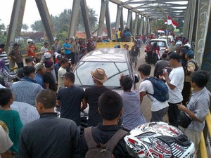 Jalan Rusak Tak Juga Diperbaiki, Warga Lebak Mengamuk Blokir Akses ke Sawarna