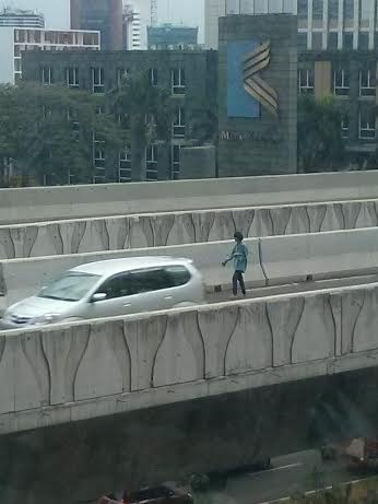 Pria Diduga Stres Jalan di JLNT Kampung Melayu