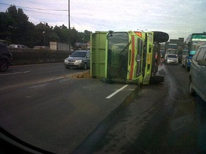 Truk yang Terbalik di Tol Cikampek Bikin Macet 11 KM