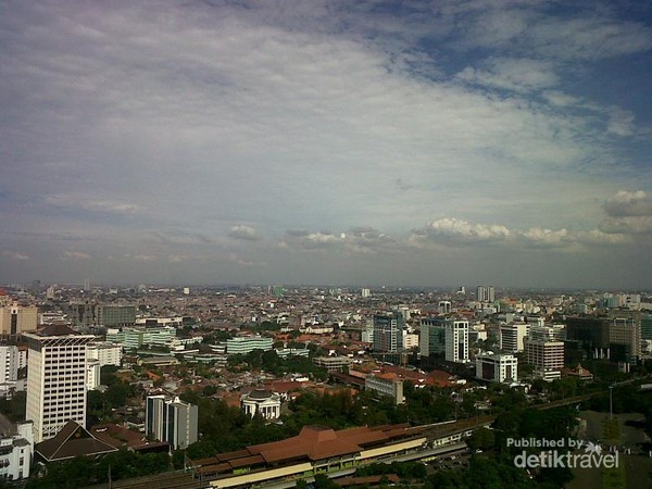  Melihat  Megahnya Jakarta  dari  Atas Puncak Monas