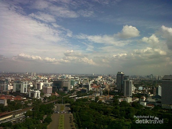  Melihat  Megahnya Jakarta  dari  Atas Puncak Monas