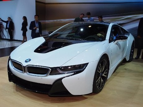 Kokpit Sedan Sport Hybrid BMW Pakai Serat Karbon