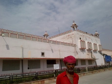 Haji Backpacker Syuting di Stasiun Jaipur Junction