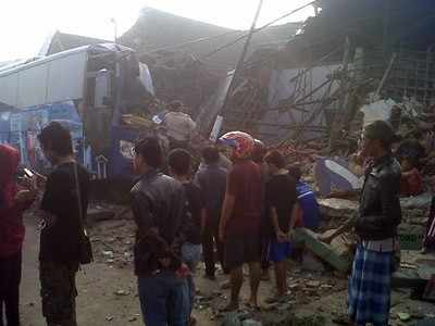 Bus Pariwisata Terjang 3 Rumah di Mojokerto