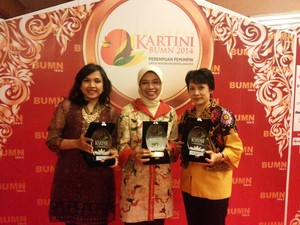 Tiga Kartini Garuda Indonesia Terima Penghargaan Anugerah BUMN 2014